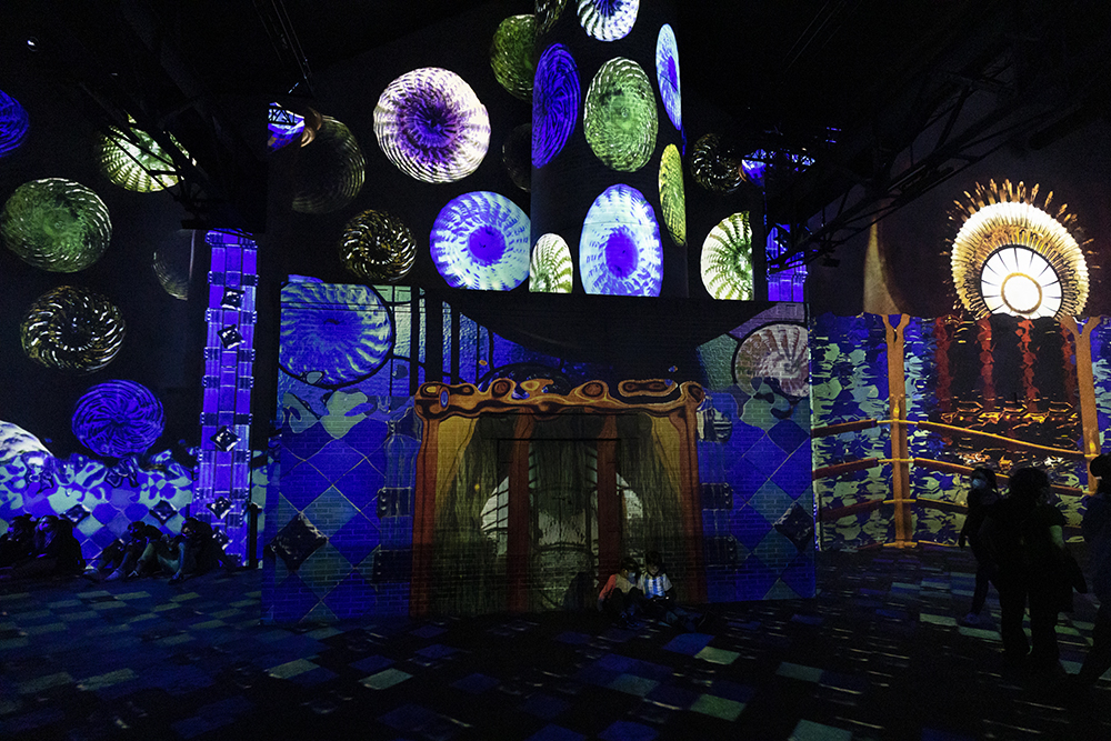 Изложбата Гауди в Ателието на светлините, Париж