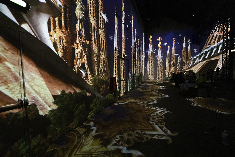 Изложбата Гауди в Ателието на светлините, Париж