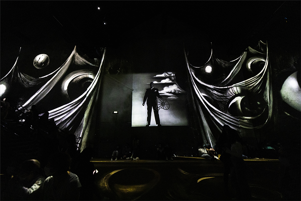 Изложбата Салвадор Дали в Ателието на светлините, Париж