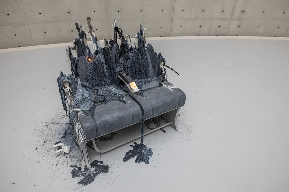 Инсталацията на Урс Фишер в ротондата на Търговската борса - Колекция Пино, Париж