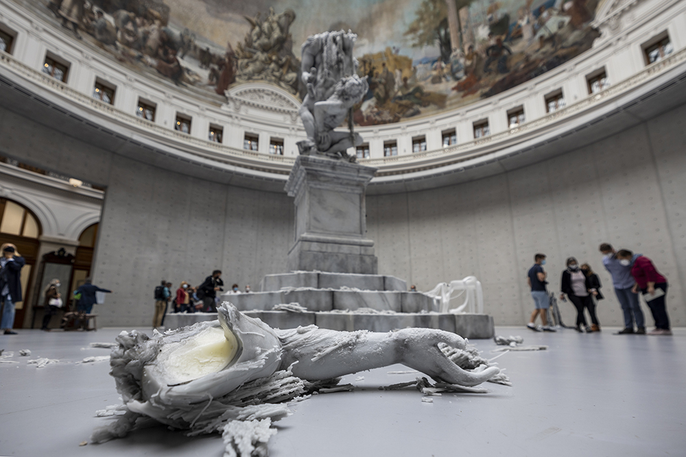 Инсталацията на Урс Фишер в ротондата на Търговската борса - Колекция Пино, Париж