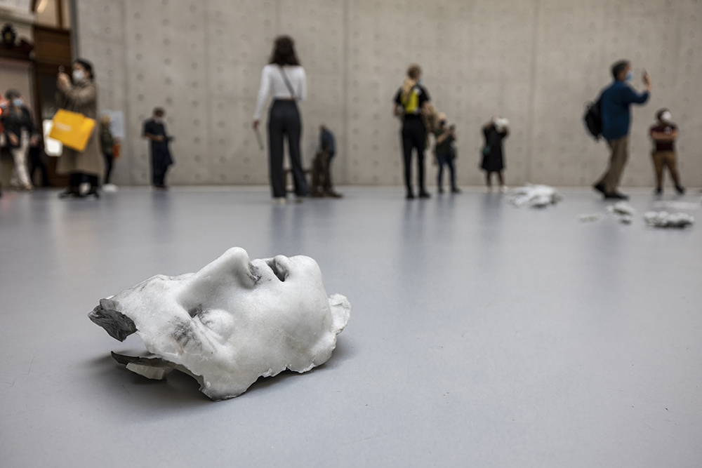 Инсталацията на Урс Фишер в ротондата на Търговската борса - Колекция Пино, Париж