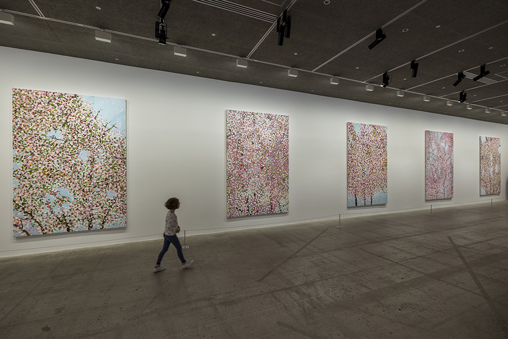 Изложбата Черешови цветве на Деймиън Хърст във фондация Картие, Париж