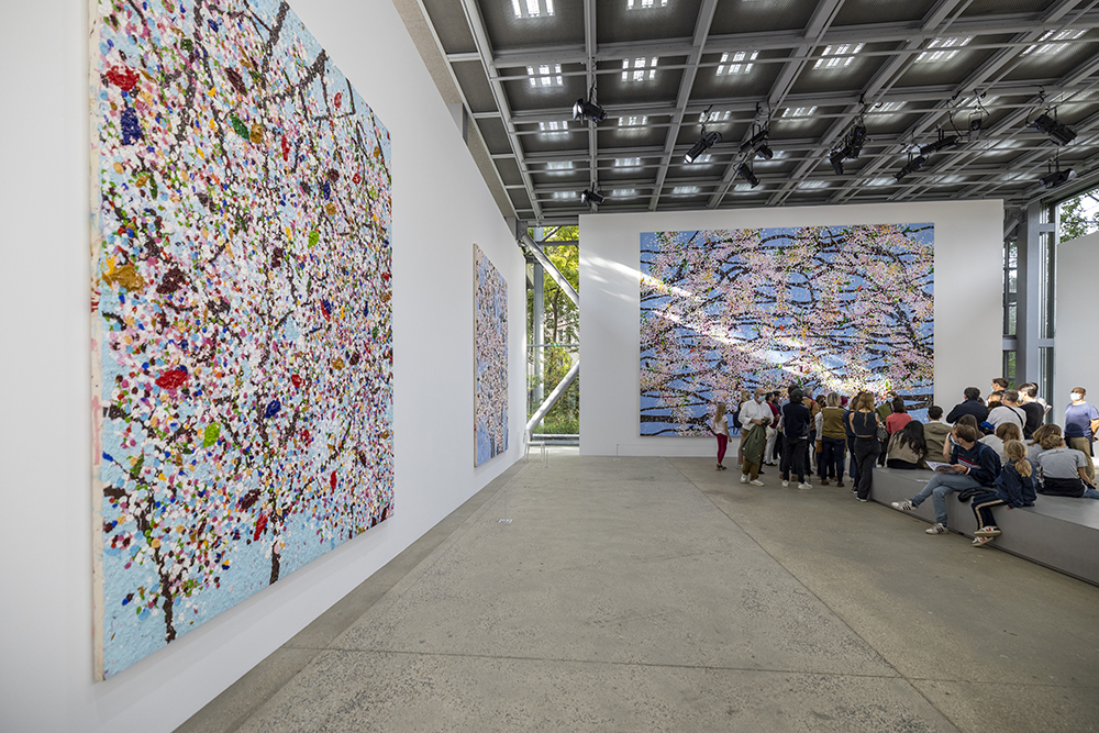 Изложбата Черешови цветве на Деймиън Хърст във фондация Картие, Париж