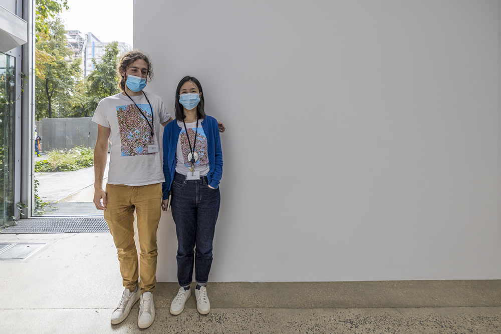 Униформата на служителите по време на изложбата Черешови цветве на Деймиън Хърст във фондация Картие, Париж