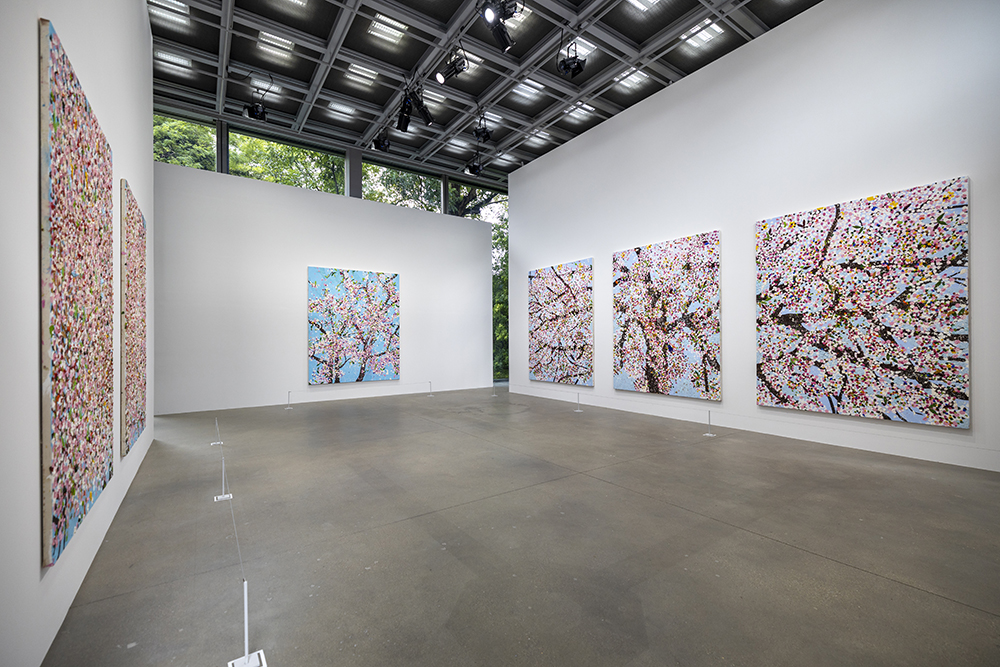 Изложбата Черешови цветве на Деймиън Хърст във фондация Картие, Париж